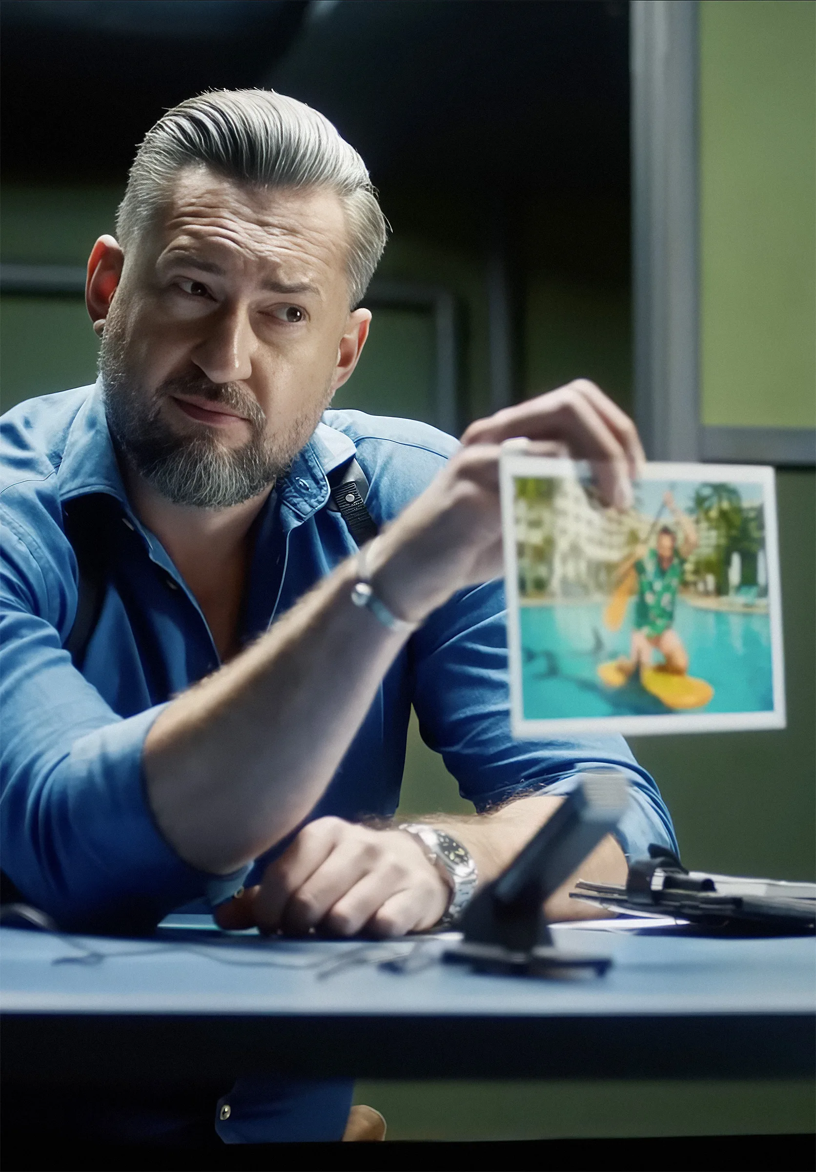 Bohater spotu chwali się zdjęciem z wakacji